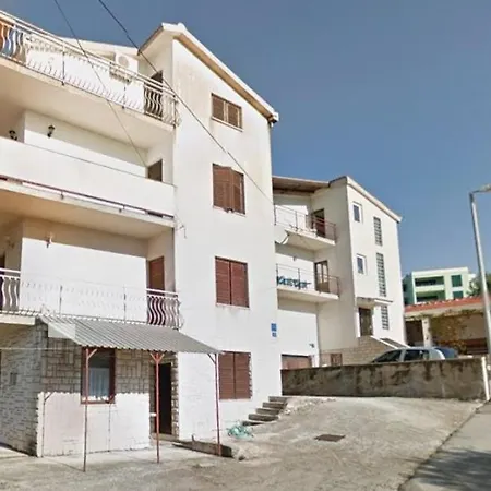 Violet Τρογκίρ